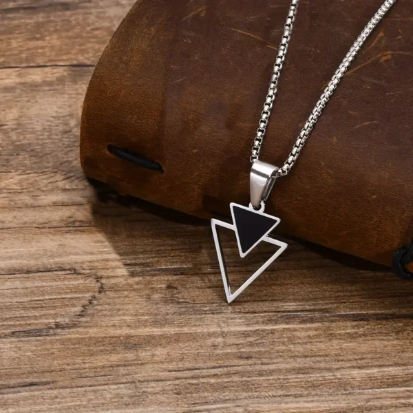 Collar sobre madera