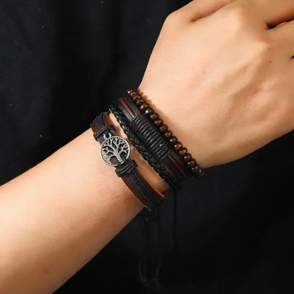 Pulseras de cuero colocadas en la muñeca