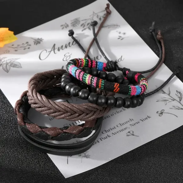 Pulseras sobre un papel