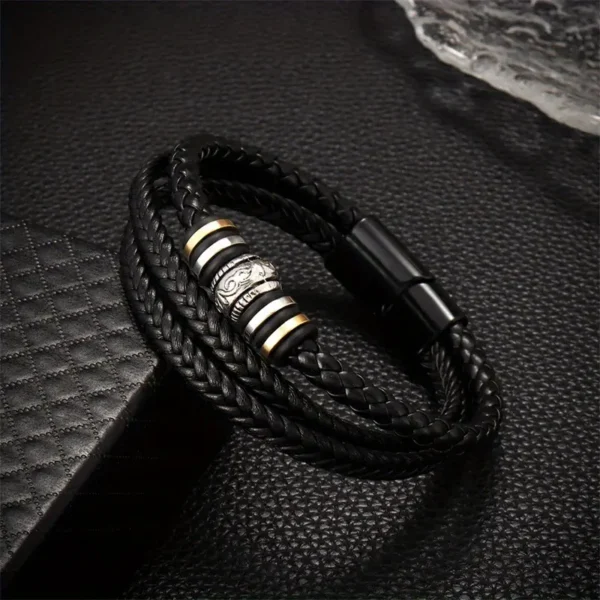 Pulsera sobre fondo negro