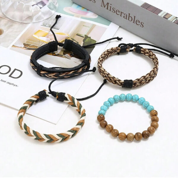 Pulseras sobre un libro