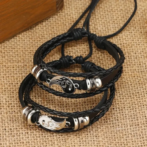 Pulseras yin y yang sobre mantel rústico