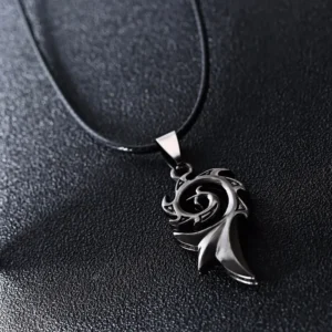 Collar llama de dragón sobre fondo oscuro