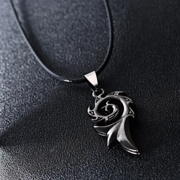 Collar llama de dragón sobre fondo oscuro