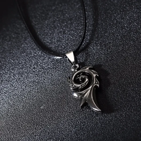 Collar llama de dragón sobre fondo oscuro
