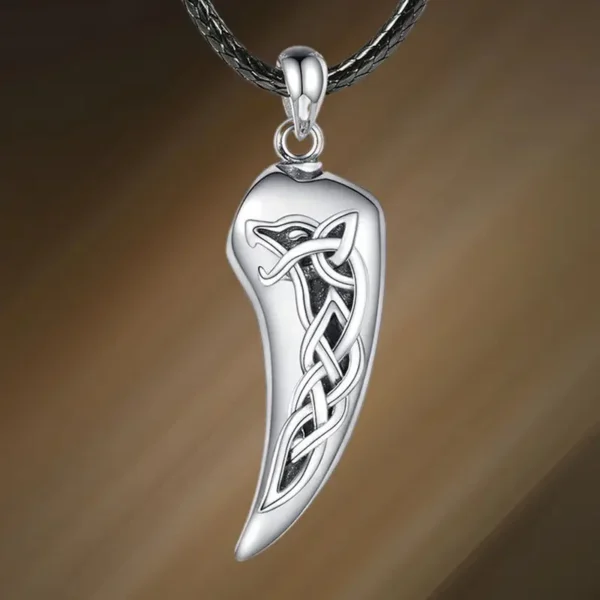 Collar sobre fondo oscuro