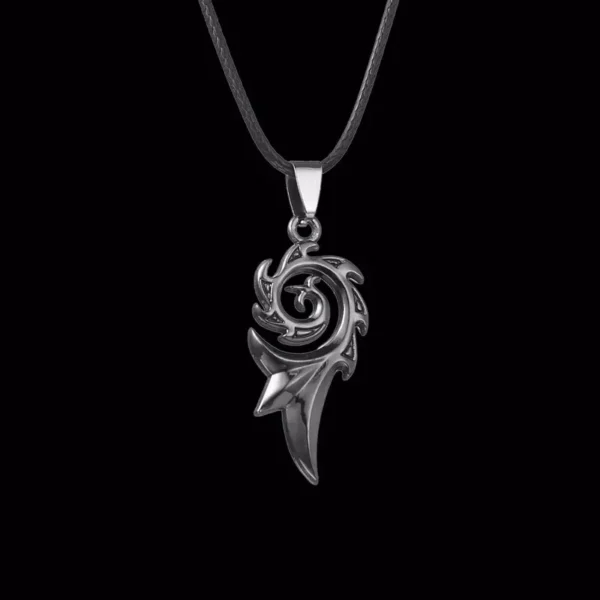 Collar llama de dragón sobre fondo oscuro