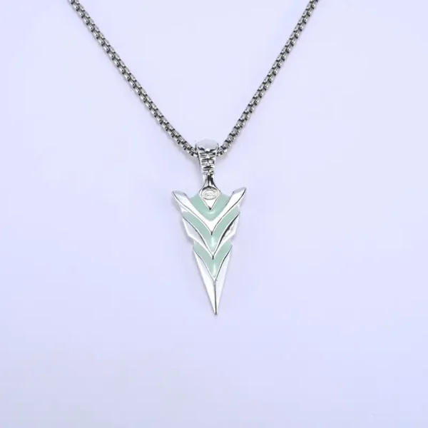 Collar sobre fondo blanco