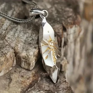Collar piedra solar sobre una roca