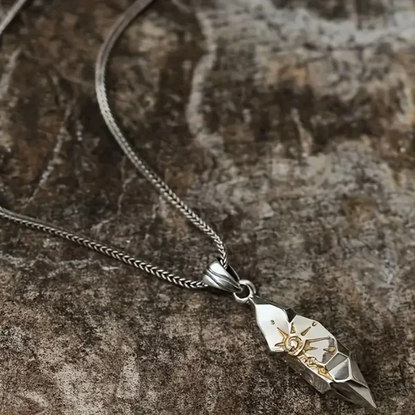 Collar sobre fondo oscuro