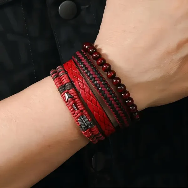 Pulseras rojas con flecha en uso