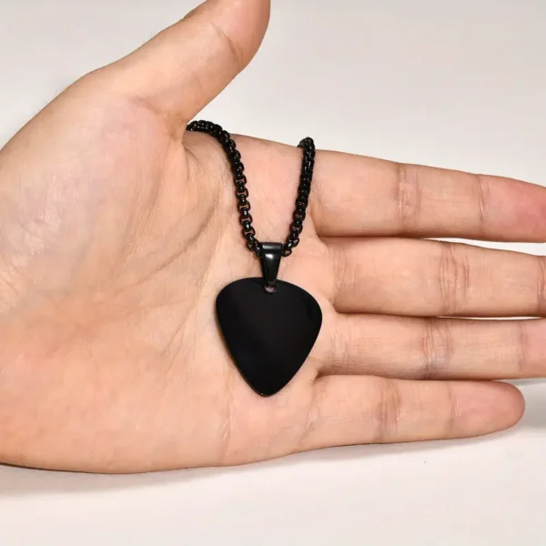 Cadena púa en la mano